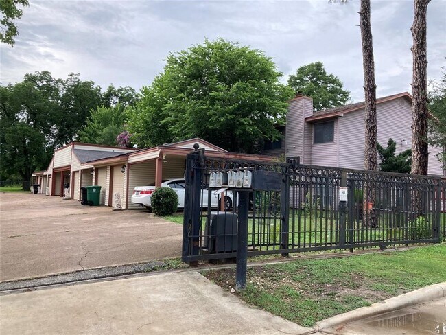 1839 Sherwood Forest Street, Houston, TX 77043 photo 2