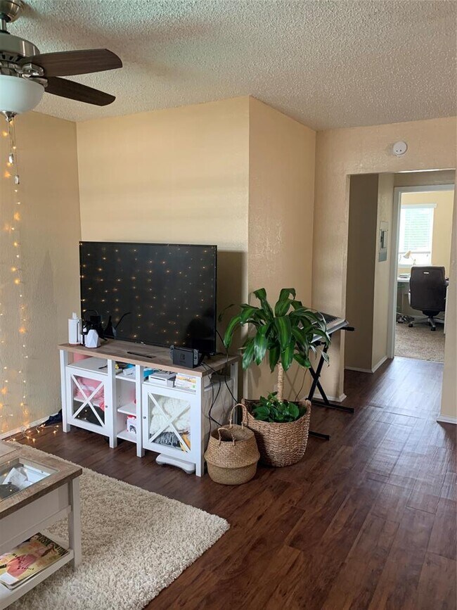 2401 Manor Rd Austin, TX 78722 photo 2