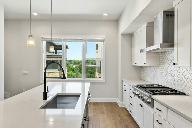 4611 Unity Cir Austin, TX 78731 photo 4