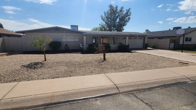 GORGEOUS 3Bed/2Bath Home w/Pool in NORTH GLEN SQUARE photo 5