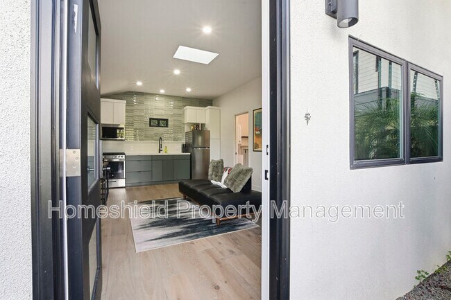 3704 Wilcox St San Diego, CA 92106 photo 4