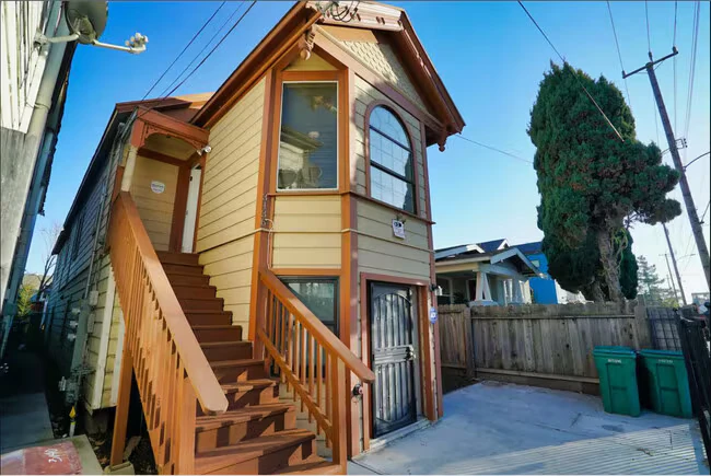 3136 Union St Oakland, CA 94608 photo 2