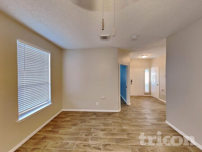 317 Meandering Way Court, Glenn Heights, TX 75154 photo 2