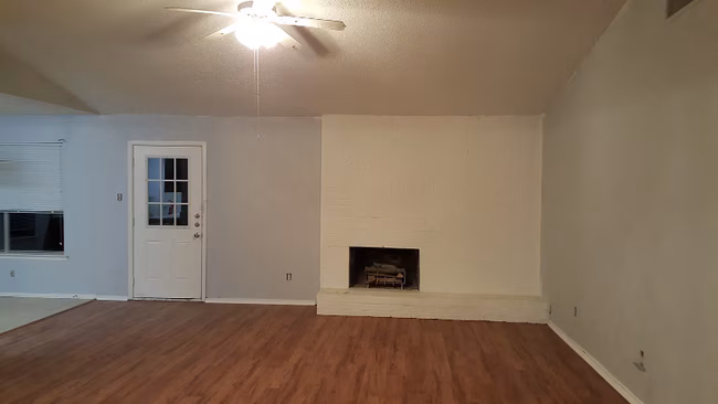 2912 Emerald Dr Mesquite, TX 75150 photo 2