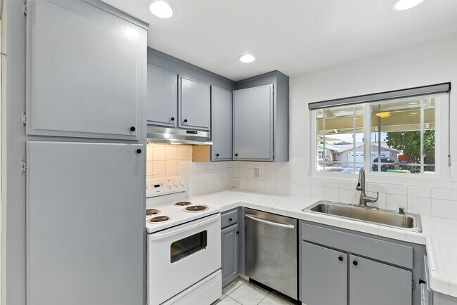 Charming 4 Bedroom 2 Bath Home in the Evergreen Area photo 3
