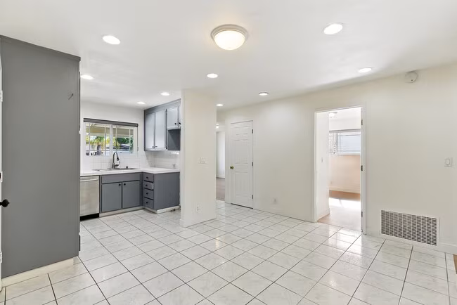 Charming 4 Bedroom 2 Bath Home in the Evergreen Area photo 4