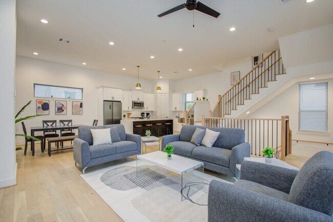 2315 Sherwin St photo 4