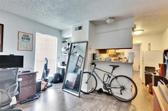 University Quarters Apartments photo 4