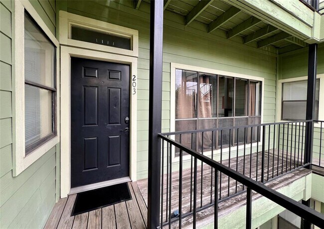 1006 1/2 W 22nd St Austin, TX 78705 photo 2