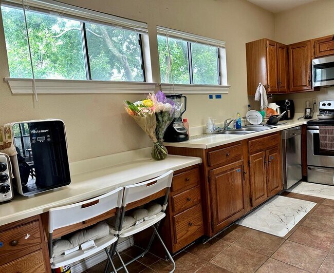 1006 1/2 W 22nd St Austin, TX 78705 photo 5