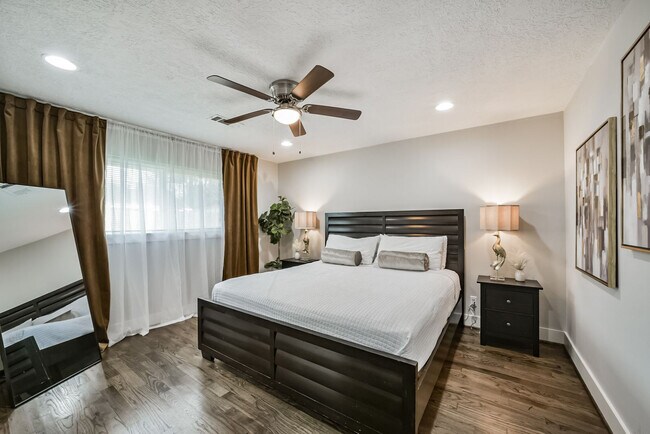 5719 Viking Drive, Houston, TX 77092 photo 3