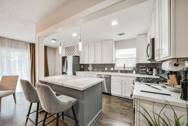5719 Viking Drive, Houston, TX 77092 photo 2