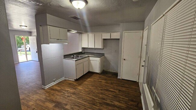 3601-3603 Ripy Ct Fort Worth, TX 76110 photo 4