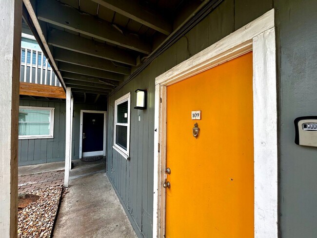 2401 Manor Rd Austin, TX 78722 photo 2