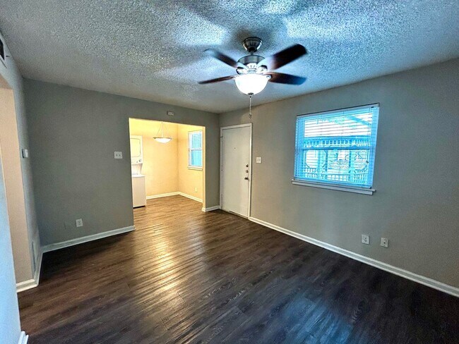 2401 Manor Rd Austin, TX 78722 photo 3