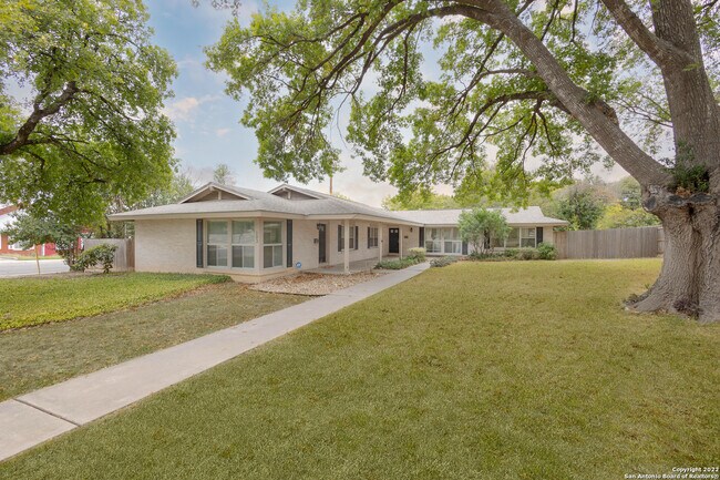 103 Oakhurst Pl San Antonio, TX 78209 photo 2
