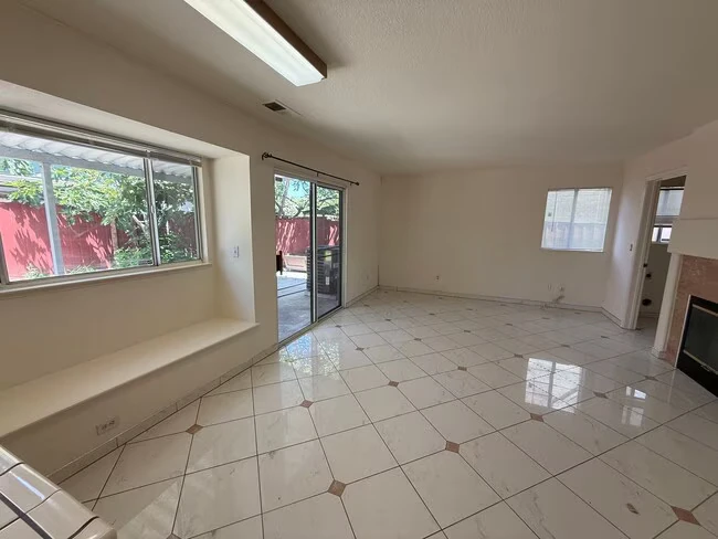 581 Hellyer Ave San Jose, CA 95111 photo 2