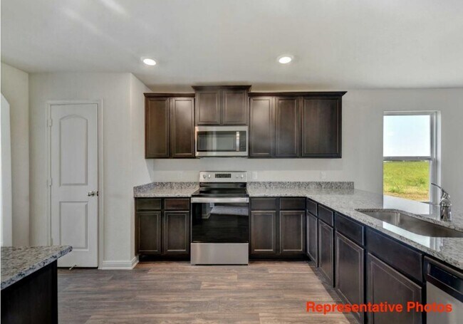 513 Locksley Cove Jarrell, TX 76537 photo 2