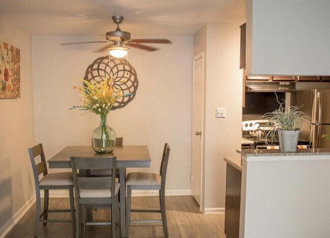 2801 Broadmead Dr Houston, TX 77025 photo 2