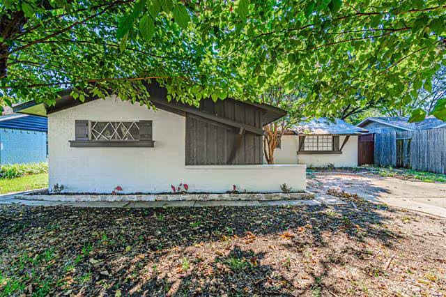 1018 McCallum Dr Garland, TX 75042 photo 2