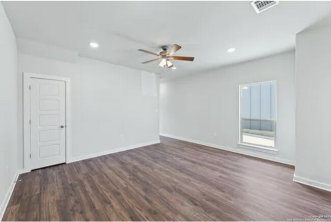 810 S Walters St San Antonio, TX 78203 photo 2