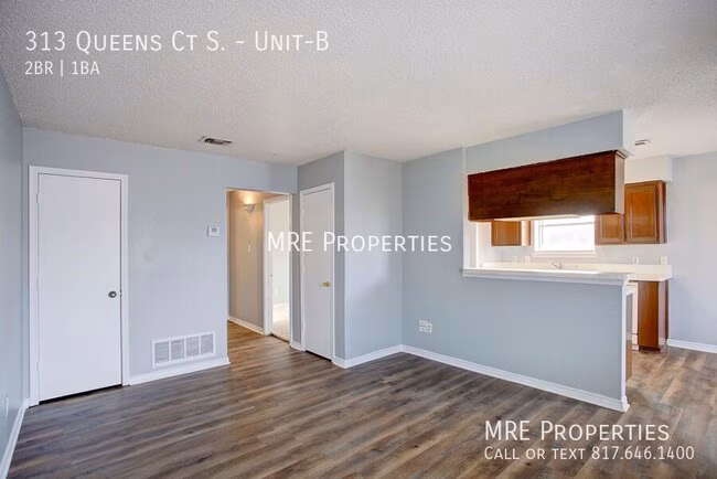 313 Queens Ct S 4-plex photo 4
