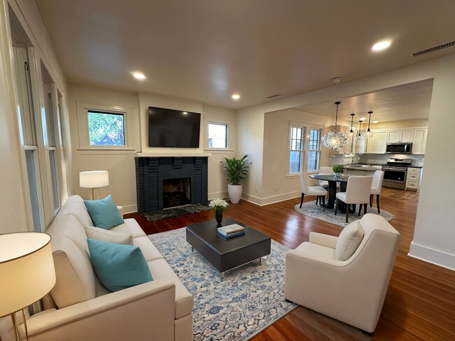 1104 W 22nd St Austin, TX 78705 photo 2