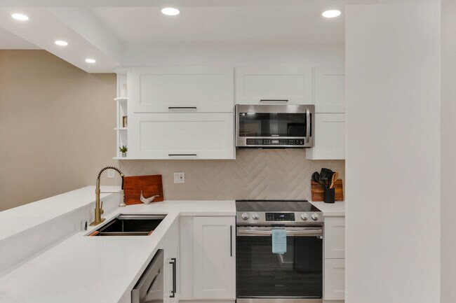 3098 Rue D’Orleans San Diego, CA 92110 photo 2