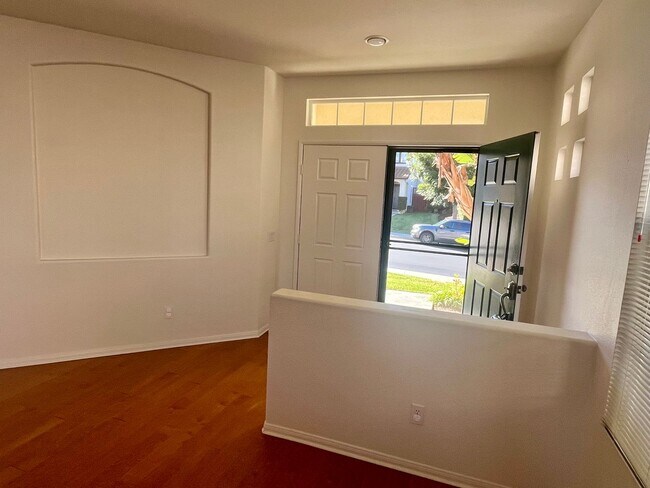 1460 Sapphire Dr Carlsbad, CA 92011 photo 2