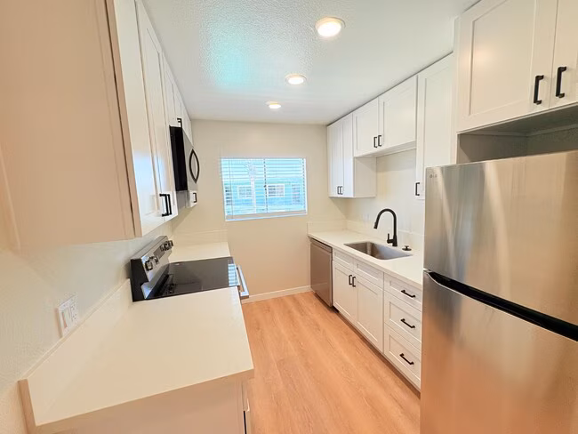 328 S Weitzel St Oceanside, CA 92054 photo 2