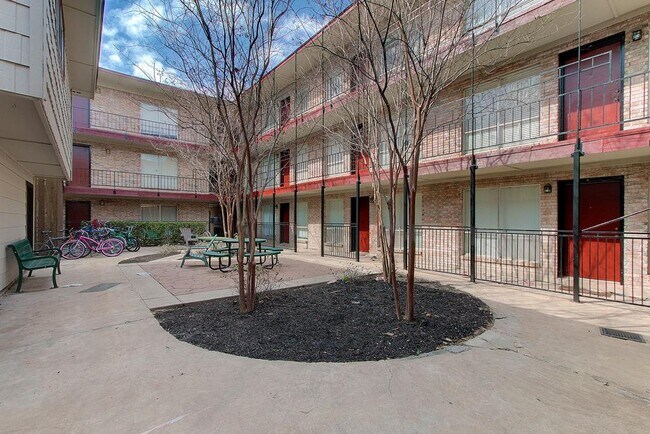 2207 Leon St Austin, TX 78705 photo 2