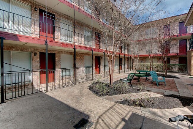 2207 Leon St Austin, TX 78705 photo 3