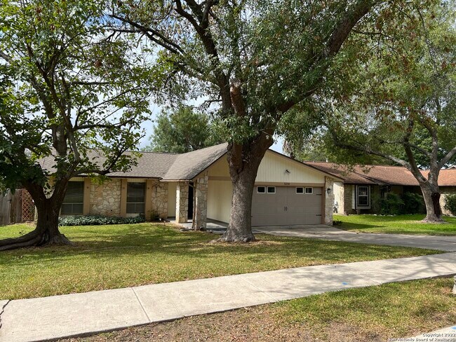 5250 Galacino St San Antonio, TX 78247 photo 2