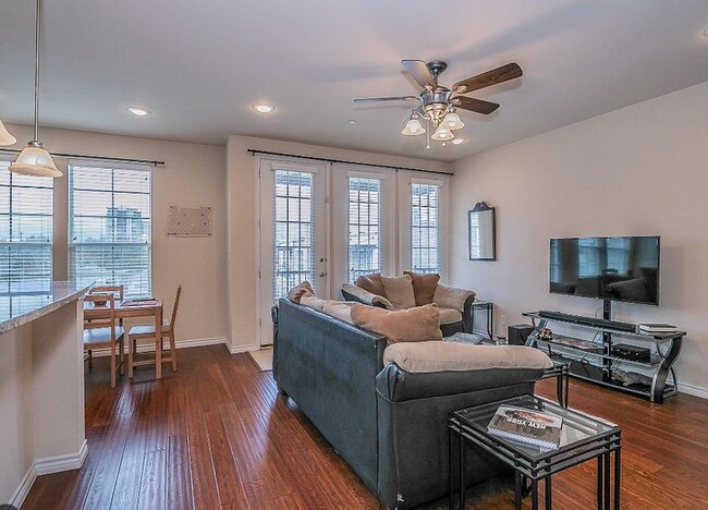 950 Henderson St Fort Worth, TX 76102 photo 2