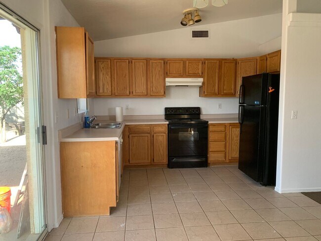 Charming 3BR 2BA House in Arizona City photo 3