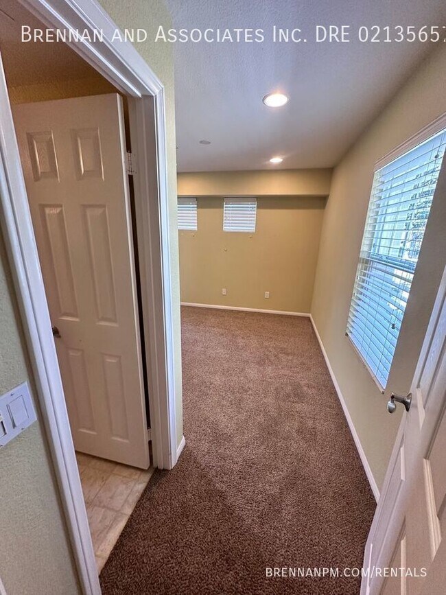 2728 Farragut Rd San Diego, CA 92106 photo 3