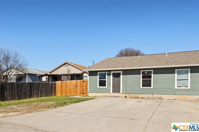 1202 Hillyer St San Marcos, TX 78666 photo 5