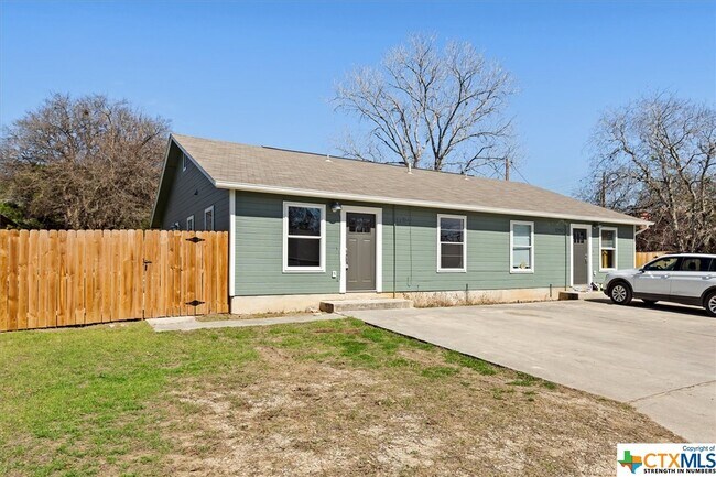1202 Hillyer St San Marcos, TX 78666 photo 3