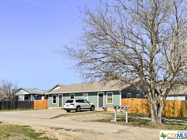 1202 Hillyer St San Marcos, TX 78666 photo 2