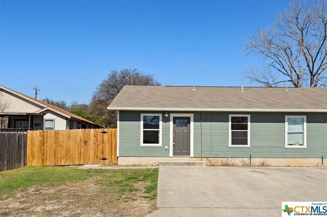 1202 Hillyer St San Marcos, TX 78666 photo 4