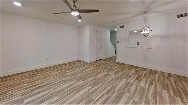 1913 Hearthstone Dr Austin, TX 78757 photo 4