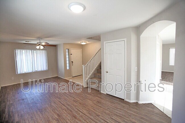 15821 N 165th Ln photo 2