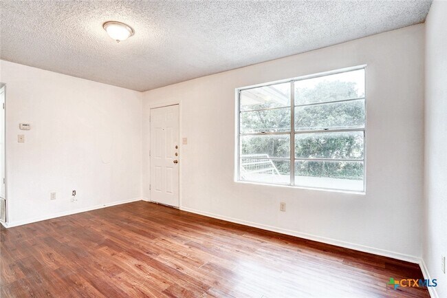 746 Old Martindale Rd San Marcos, TX 78666 photo 5