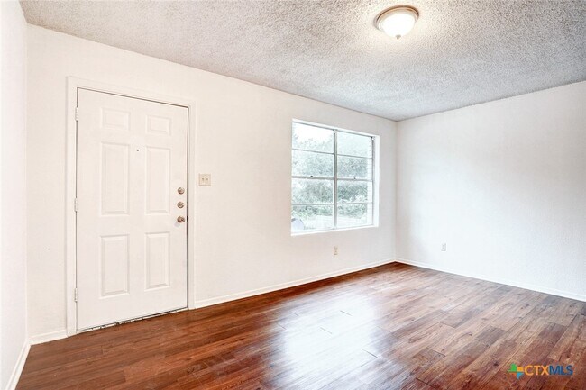 746 Old Martindale Rd San Marcos, TX 78666 photo 4