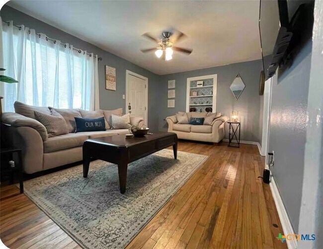 284 Perryman St New Braunfels, TX 78130 photo 3