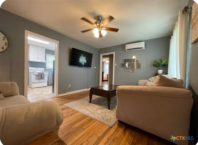 284 Perryman St New Braunfels, TX 78130 photo 5