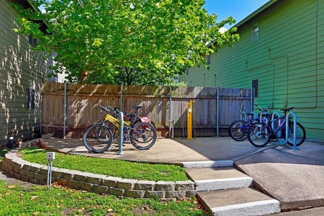 2207 S 5th St Austin, TX 78704 photo 4