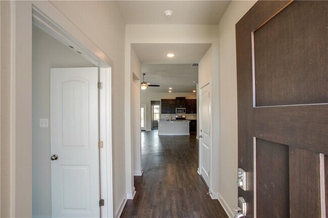 717 Bridle Creek Dr Georgetown, TX 78626 photo 4