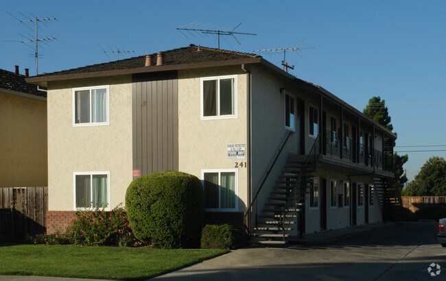 241 Pamela Ave photo 2