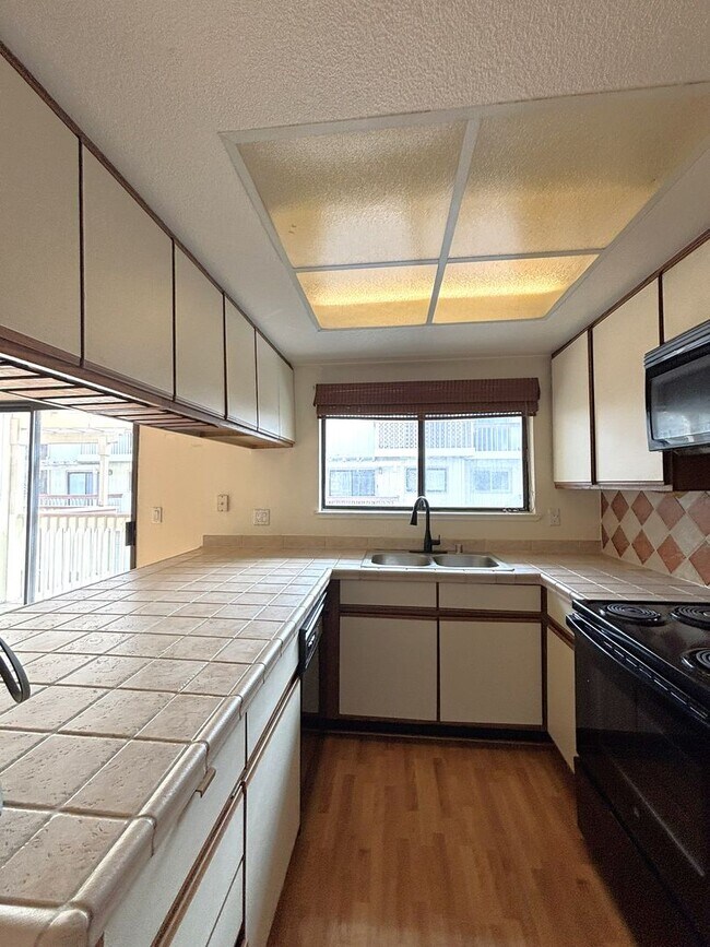 Beautiful Spacious Condo photo 3